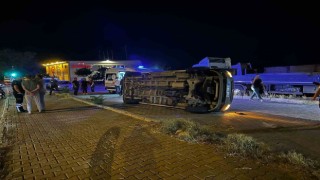 Nevşehirde servis minibüsü devrildi: 2 yaralı