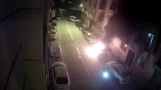 Nijeryalı gencin lüks aracını kundaklayıp böyle kaçtı