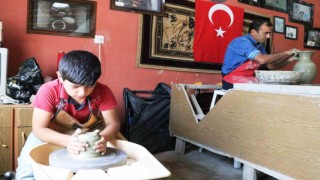 Oğullarıyla birlikte baba mesleği çömlekçiliği yaşatıyor