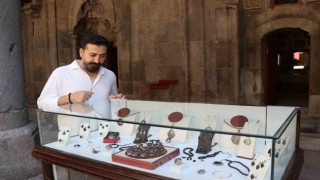 Oltu taşı takıları görücüye çıktı, görenler dönüp bir daha baktı