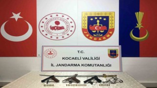 Operasyon yapılan evden kılıç çıktı