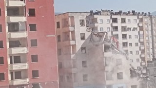 Osmaniye'de Ağır Hasarlı Binalar Yıkılıyor