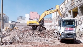 Osmaniye'de Ağır Hasarlı Yapıların Yıkımı Devam Ediyor