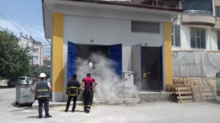 Osmaniye’de aşırı sıcaklar nedeniyle elektrik trafosunda yangın çıktı.