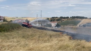 Otluk alanda çıkan yangın, evlere ulaşmadan söndürüldü