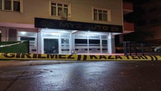 Oto galeriye silahlı saldırı: Kurşunlayıp otomobille kaçtılar