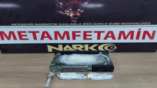 Oto teybi ile uyuşturucu ticareti yapan şahıslar yakayı ele verdi