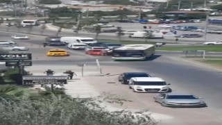 Otobüs ile otomobil şoförü yolu paylaşamadı
