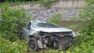 Otomobil Ağasar Deresine uçtu: 4 yaralı