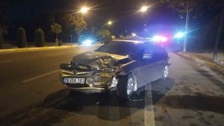 Otomobil, hafif ticari araca çarptı: 1 yaralı