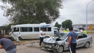 Otomobil ile minibüs çarpıştı : 4 yaralı