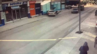 Otomobil motosiklete çarpıp markete girdi: 1i ağır 3 yaralı