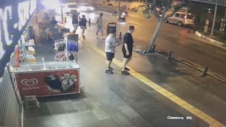 Otomobilin altında kalmaktan kıl payı kurtuldu