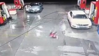 Otomobilin çarptığı akaryakıt istasyonunda çalışan kadın, metrelerce sürüklendi