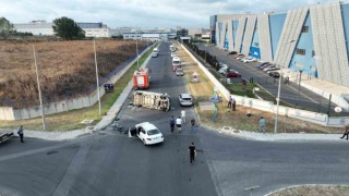 Otomobille servis aracı kafa kafaya çarpıştı: 13 yaralı