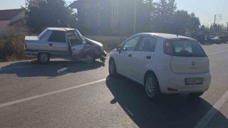 Otomobillerin kafa kafaya çarpıştığı kazada 2 kişi yaralandı