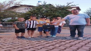 Oyun oynarken buldukları para ve döviz dolu çantayı sahibine ulaştırdılar