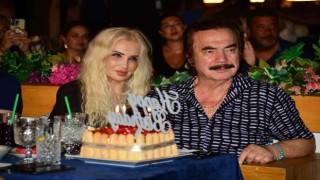 Özcan Deniz, Orhan Gencebayın doğum gününü sahneden kutladı