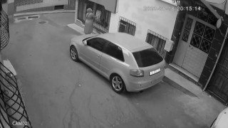 (ÖZEL) Çamaşır hırsızları kamerada... Biri seçti, beğendi, çaldı, diğeri kolaçan edip aldı
