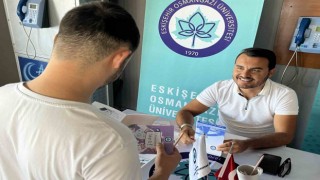 (ÖZEL) Eskişehire yeni ayak basan öğrencileri üniversite yetkilileri karşılıyor