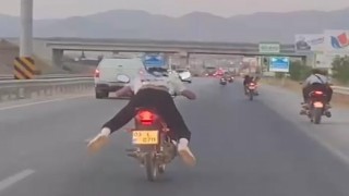 Motosikletli gençlerin ölümü hiçe saydığı anlar böyle görüntülendi