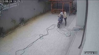 (Özel) Şafak vakti motosiklet hırsızlığı kamerada