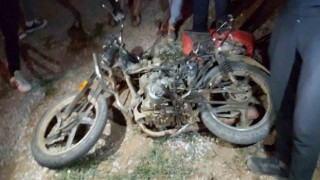 Yakıtı biten motosikleti iterken tırın çarpmasıyla yaralandılar