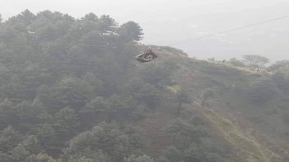 Pakistanda 8 kişiyi taşıyan teleferik 274 metre yükseklikte asılı kaldı