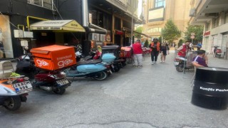 Park edilen kurye motosikletleri sokağı kapatıyor