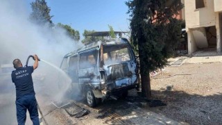 Park halindeki minibüs alev alev yandı