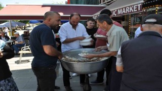 Paşa Mahallesinin muhtarı babasının hayrına pilav dağıttı