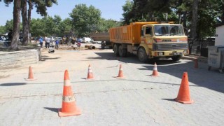 Patlayan su borusunun açtığı çukura otomobil düştü