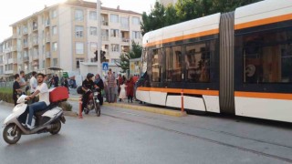 Pazar alışverişinden dönen kadına tramvay çarptı