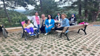 Pazaryerinde bir araya gelen engelli bireyler güzel vakit geçirdiler
