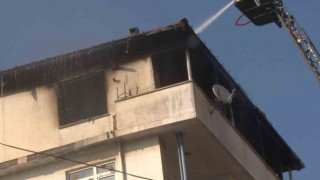 Pendikte binanın çatı katı alev alev yandı
