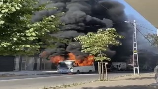 Pendikte minibüs alev alev yandı