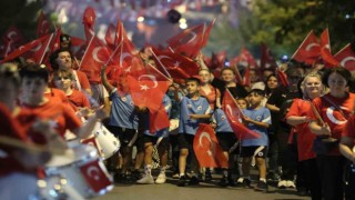 Pinhani Gemlikte binlerce kişiyi coşturdu
