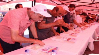 Pişmaniye yeme yarışması renkli görüntülere sahne oldu
