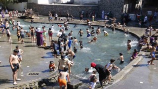 Plajı andıran görüntülerde çocuklar bazal taşlarında güneşlendi