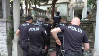 Polis ekiplerinden terk edilmiş evlere baskın...Şüpheliler böyle yakalandı