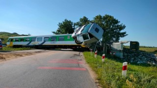 Polonya'da yolcu treni kamyonla çarpıştı: 22 yaralı