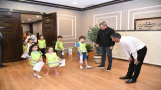 Pursaklar Belediye Başkanı Çetin, vatandaşları belediye binasında ağırlıyor