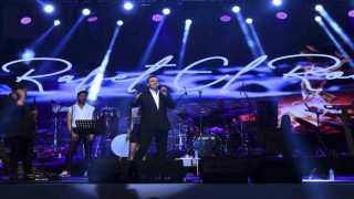 Rafet El Roman Esenyurttaki Gençlik Festivalinde hayranlarıyla buluştu