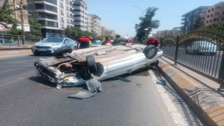 Refüje çarparak devrilen otomobilin sürücüsü yaralandı