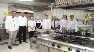Rektör Altun Aşure Pişirdi