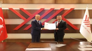 Rektör Kırışık mazbatasını aldı