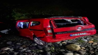 Rizede hafif ticari araç dereye yuvarlandı: 2 yaralı
