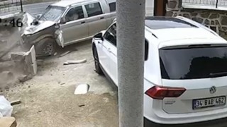 Rizede kamyonetin bahçe duvarına çarptığı görüntüler güvenlik kamerasına yansıdı