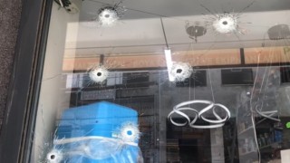 Sabah iş yerine gelen esnaf, dükkanını kurşunlanmış halde buldu
