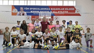 Sadece voleybol değil rakibe saygıyı da öğreniyorlar